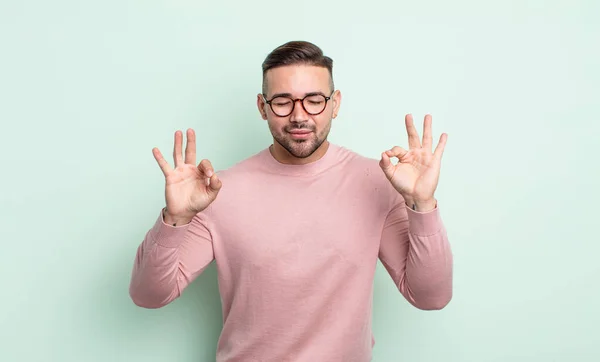 Junger Gutaussehender Mann Der Konzentriert Und Meditierend Wirkt Sich Zufrieden — Stockfoto