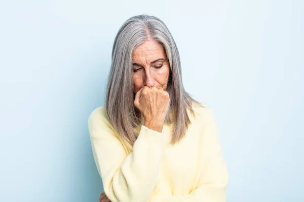 Orta Yaşlı Beyaz Saçlı Kadın Ciddi Düşünceli Endişeli Elleri Çenesine — Stok fotoğraf