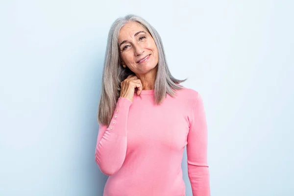 Middelbare Leeftijd Grijs Haar Vrouw Lachen Vrolijk Zelfverzekerd Met Een — Stockfoto