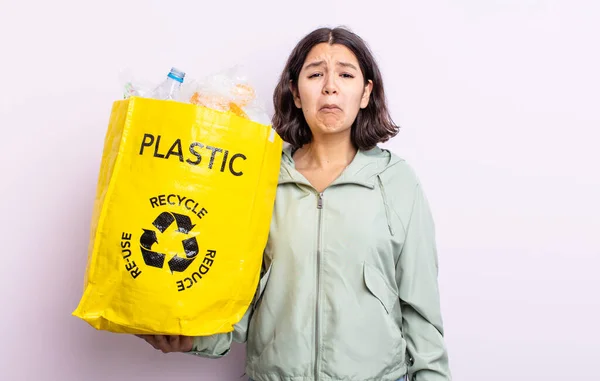 不幸な表情で泣いたり泣いたりする若い女性です プラスチックリサイクルの概念 — ストック写真