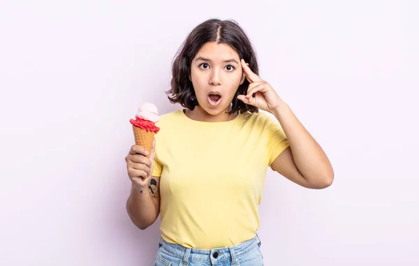 Mujer Joven Bonita Mirando Sorprendida Realizando Nuevo Pensamiento Idea Concepto —  Fotos de Stock