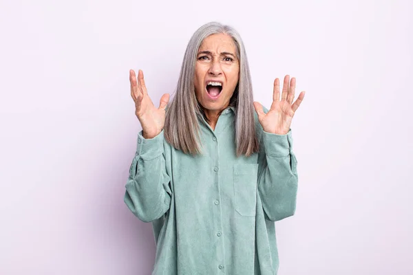 Mezza Età Capelli Grigi Donna Furiosamente Urlando Sensazione Stress Infastidito — Foto Stock