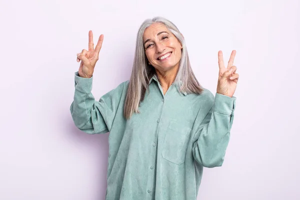 Mujer Pelo Gris Mediana Edad Sonriendo Luciendo Feliz Amigable Satisfecha —  Fotos de Stock