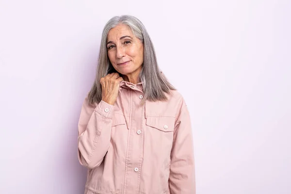 Donna Capelli Grigi Mezza Età Ridendo Allegramente Con Fiducia Con — Foto Stock