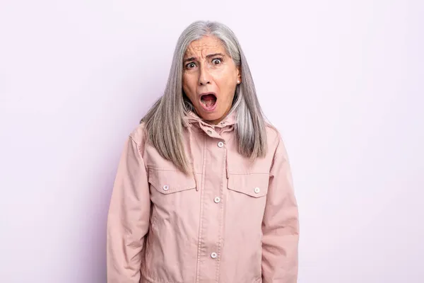 Mujer Pelo Gris Mediana Edad Que Siente Aterrorizada Conmocionada Con —  Fotos de Stock