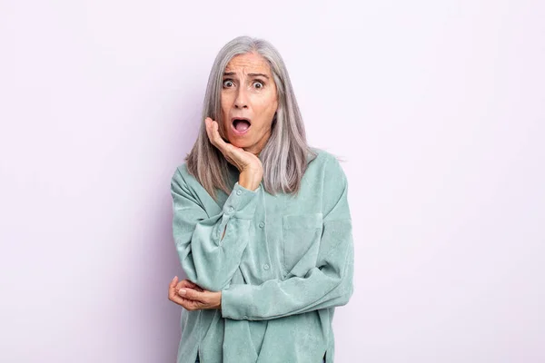 Mezza Età Capelli Grigi Donna Bocca Aperta Stato Shock Incredulità — Foto Stock