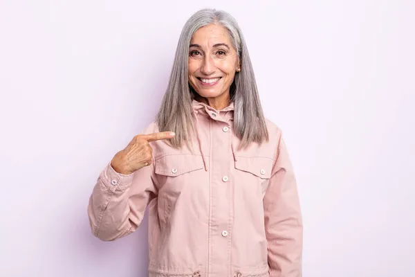 Orta Yaşlı Beyaz Saçlı Kadın Gururlu Kendinden Emin Mutlu Görünüyor — Stok fotoğraf