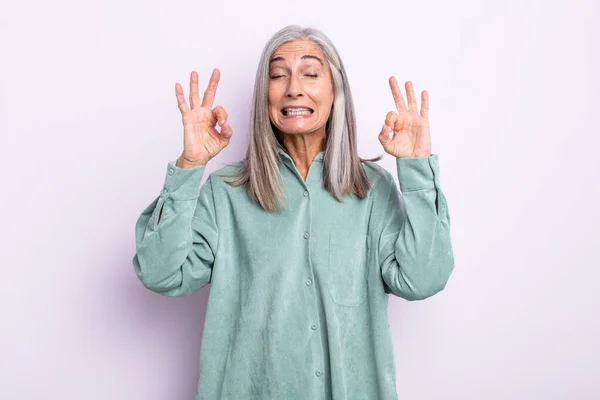 Frau Mittleren Alters Mit Grauem Haar Sieht Konzentriert Und Meditierend — Stockfoto