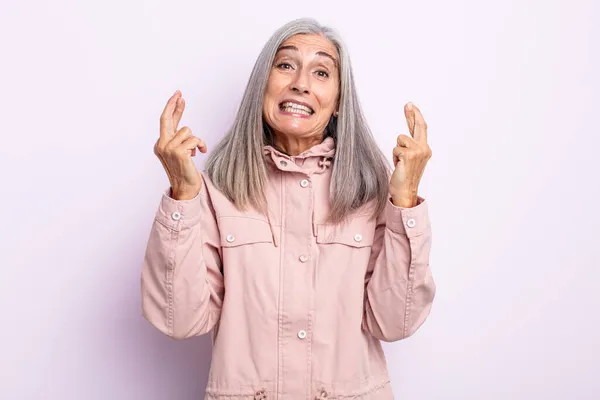 Grauhaarige Frau Mittleren Alters Nervös Und Hoffnungsvoll Drückt Die Daumen — Stockfoto