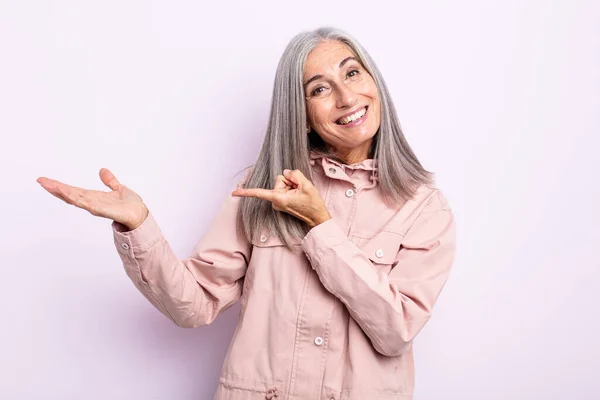 Mujer Pelo Gris Mediana Edad Sonriendo Alegremente Apuntando Copiar Espacio —  Fotos de Stock