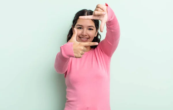Hezká Dospívající Žena Pocit Šťastný Přátelský Pozitivní Usmívající Dělat Portrét — Stock fotografie