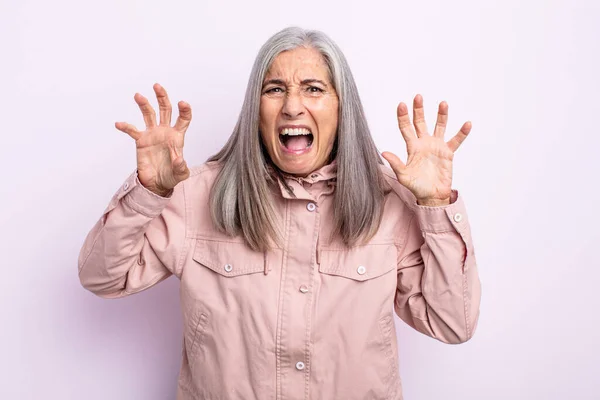 Średni Wiek Siwe Włosy Kobieta Krzyczy Panice Lub Złości Wstrząśnięty — Zdjęcie stockowe