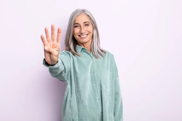 Mujer Pelo Gris Mediana Edad Sonriendo Mirando Amigable Mostrando Número — Foto de Stock