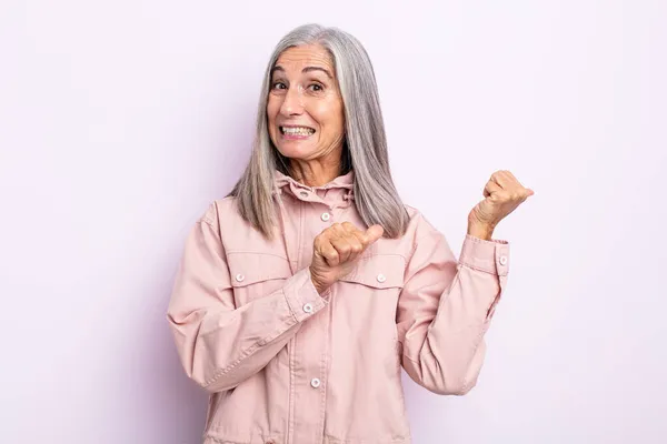 Frau Mittleren Alters Mit Grauem Haar Lächelt Fröhlich Und Zeigt — Stockfoto