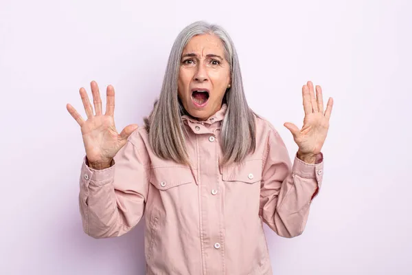 Frau Mittleren Alters Mit Grauem Haar Fühlt Sich Betäubt Und — Stockfoto