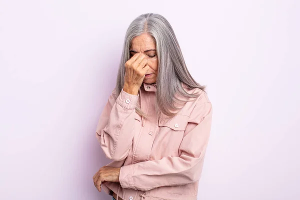 Średni Wiek Siwe Włosy Kobieta Uczucie Zestresowany Nieszczęśliwy Sfrustrowany Dotykając — Zdjęcie stockowe