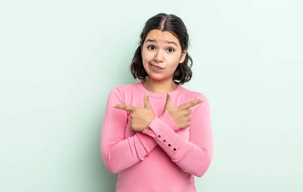 Bonita Adolescente Mulher Olhando Confuso Confuso Inseguro Apontando Direções Opostas — Fotografia de Stock