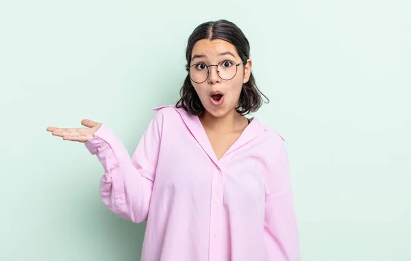 Mooie Tiener Vrouw Kijken Verrast Geschokt Met Kaak Laten Vallen — Stockfoto