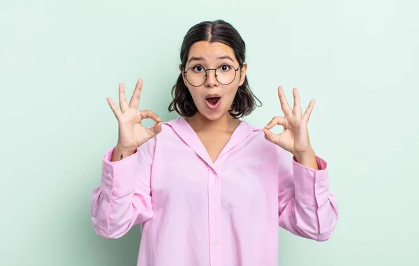 Mooie Tiener Vrouw Voelt Zich Geschokt Verbaasd Verrast Het Tonen — Stockfoto