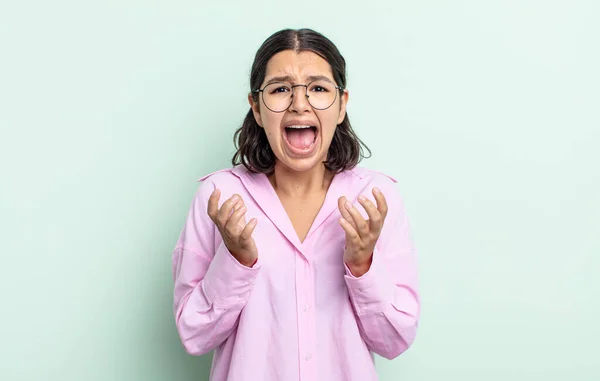 Bonita Adolescente Mulher Olhando Desesperado Frustrado Estressado Infeliz Irritado Gritando — Fotografia de Stock