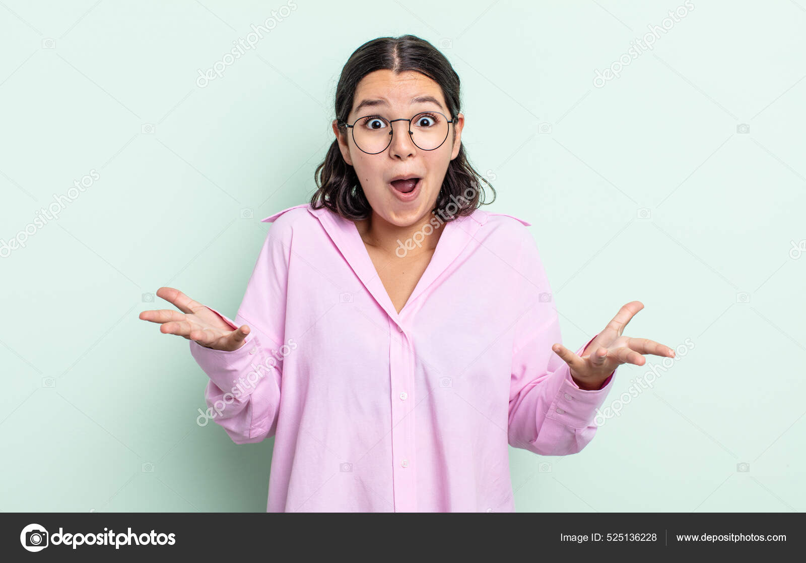 漂亮的少女感到极度震惊焦虑和恐慌脸上充满了紧张和恐惧的表情——图库图片© kues #525136228