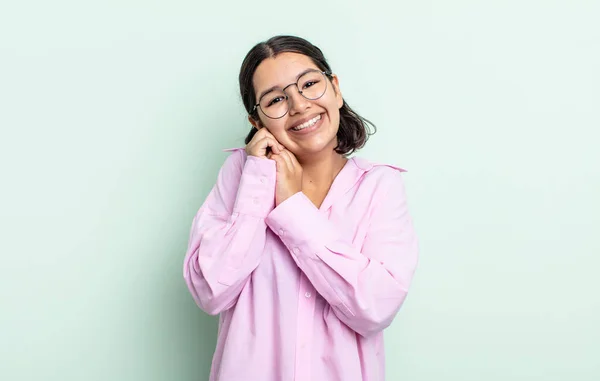 Bastante Adolescente Mujer Sintiéndose Amor Buscando Lindo Adorable Feliz Sonriendo —  Fotos de Stock