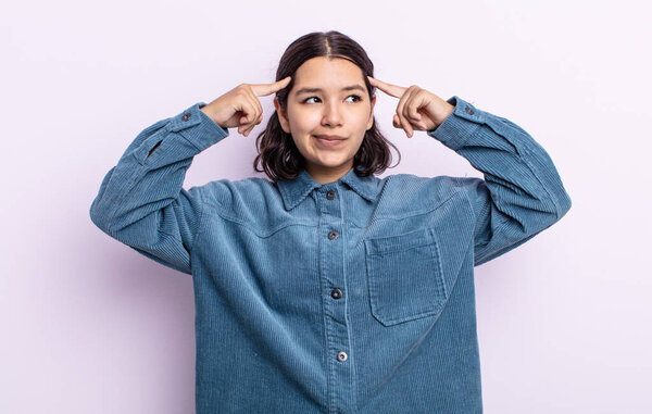 красивая женщина-подросток, смущенная или сомневающаяся, сосредоточенная на идее, хорошо думающая, ищущая место на стороне