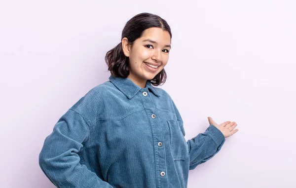 Mooie Tiener Vrouw Voelt Zich Gelukkig Vrolijk Glimlachen Verwelkomen Nodigen — Stockfoto