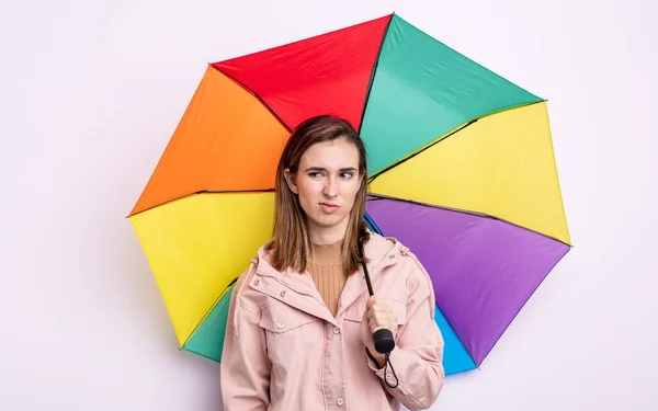 若いきれいな女性は悲しい 動揺や怒りを感じ 側を見ています 傘の概念 — ストック写真
