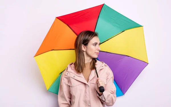 プロフィールビューの思考 想像力や空想上の若いきれいな女性 傘の概念 — ストック写真