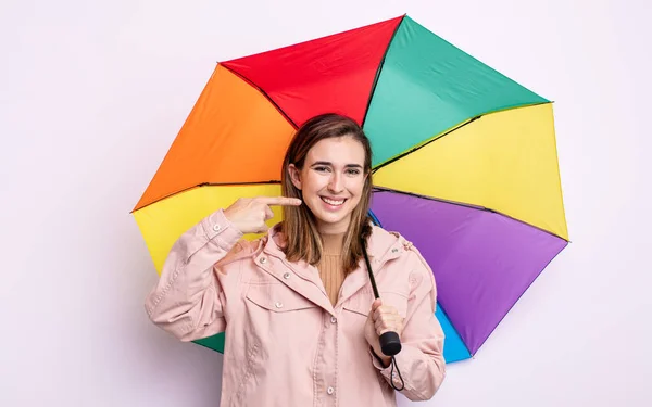 Ung Vacker Kvinna Ler Tryggt Pekar Egen Bred Leende Paraplykoncept — Stockfoto