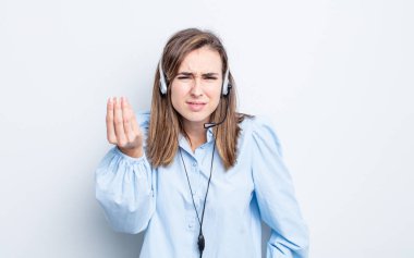 Genç ve güzel bir kadın kapiş ya da para hareketi yapıyor, sana ödemeni söylüyor. tele pazarlamacı kavramı