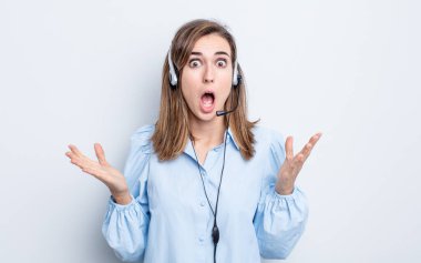 Genç ve güzel bir kadın şok olmuş ve şaşırmış hissediyor. tele pazarlamacı kavramı