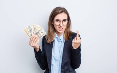 Genç ve güzel bir kadın kızgın, sinirli, asi ve agresif hissediyor. Dolar banknotları konsepti