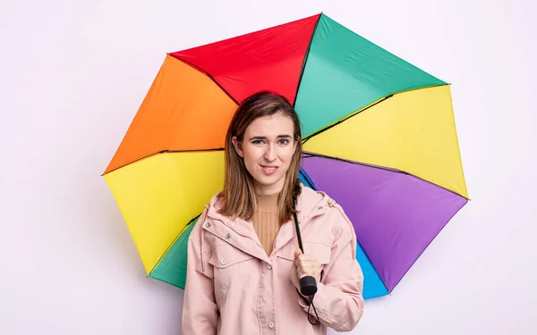 Ung Vacker Kvinna Ser Förbryllad Och Förvirrad Paraplykoncept — Stockfoto