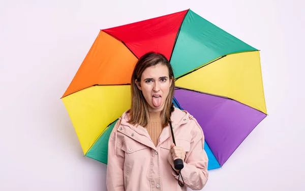Ung Vacker Kvinna Känner Äcklad Och Irriterad Och Tungan Paraplykoncept — Stockfoto