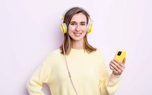 Joven Bonita Mujer Sonriendo Felizmente Con Una Mano Cadera Con —  Fotos de Stock