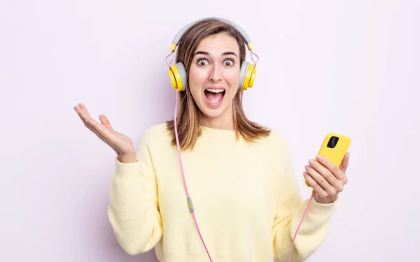 Fiatal Csinos Boldognak Érzi Magát Csodálkozik Valami Hihetetlen Fejhallgató Telefon — Stock Fotó