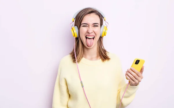 Joven Mujer Bonita Con Actitud Alegre Rebelde Bromeando Sacando Lengua —  Fotos de Stock