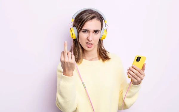 여자는 짜증이 반항적 공격적 헤드폰 — 스톡 사진