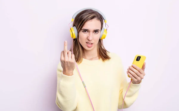 Joven Bonita Mujer Sintiéndose Enojado Molesto Rebelde Agresivo Auriculares Concepto —  Fotos de Stock