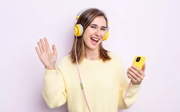 Fiatal Csinos Boldogan Mosolyog Integet Üdvözöl Üdvözöl Téged Fejhallgató Telefon — Stock Fotó