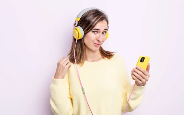 Jonge Mooie Vrouw Die Arrogant Succesvol Positief Trots Uitziet Koptelefoon — Stockfoto