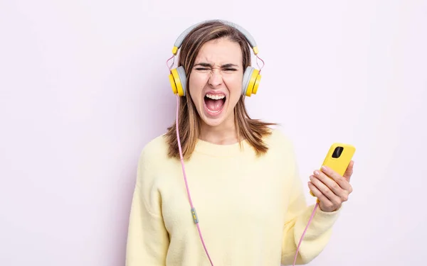 Joven Bonita Mujer Gritando Agresivamente Mirando Muy Enojado Auriculares Concepto — Foto de Stock