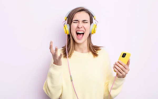 Fiatal Csinos Néz Kétségbeesett Frusztrált Stresszes Fejhallgató Telefon Koncepció — Stock Fotó
