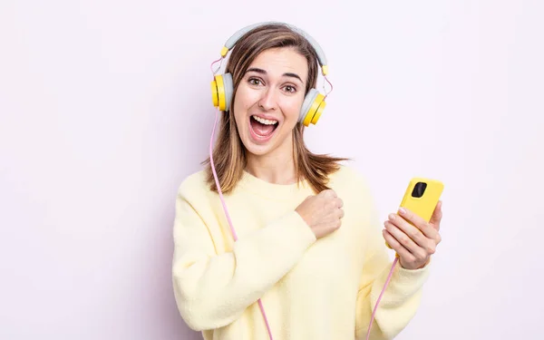 Joven Bonita Mujer Sintiéndose Feliz Frente Desafío Celebración Auriculares Concepto —  Fotos de Stock