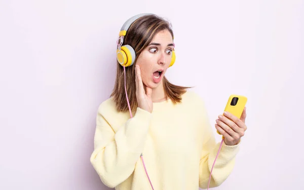 Joven Bonita Mujer Sintiéndose Feliz Emocionada Sorprendida Auriculares Concepto Teléfono —  Fotos de Stock