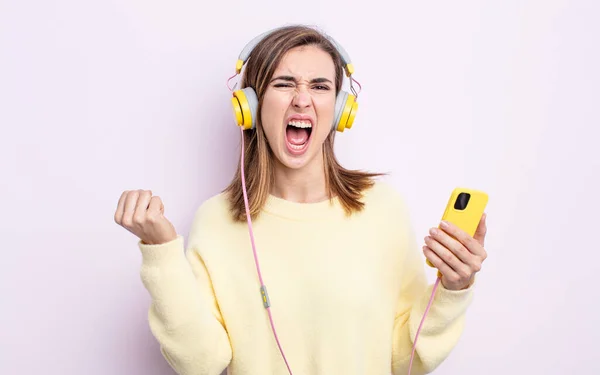 Fiatal Csinos Kiabál Agresszíven Egy Dühös Kifejezés Fejhallgató Telefon Koncepció — Stock Fotó