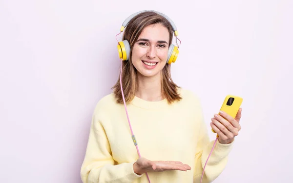 Jovem Mulher Bonita Sorrindo Alegremente Sentindo Feliz Mostrando Conceito Fone — Fotografia de Stock