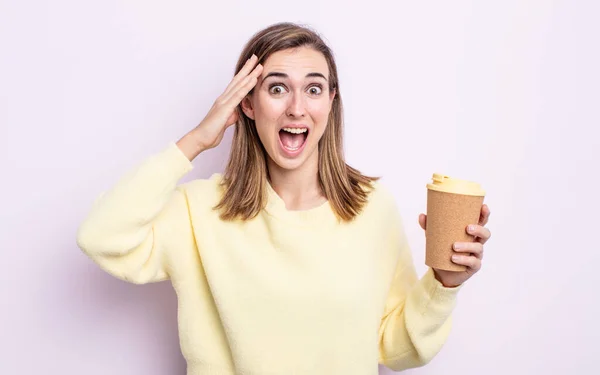 Młoda Piękna Kobieta Wygląda Szczęśliwą Zdumioną Zaskoczoną Zabrać Koncepcję Kawy — Zdjęcie stockowe